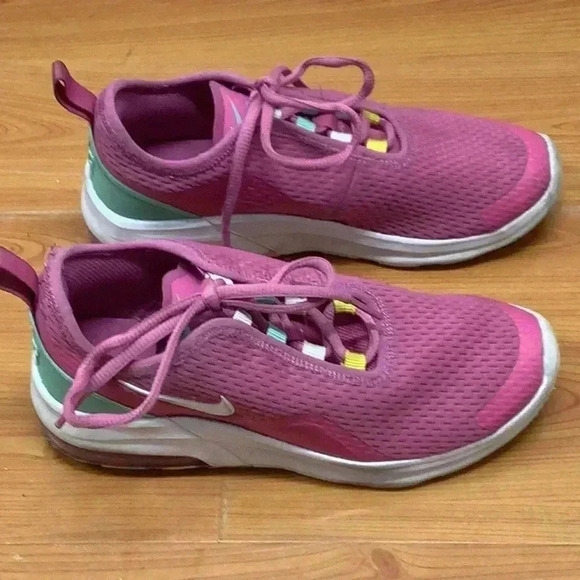 Nike Size 4 Girls Air Max Motion Cosmic Fuchsia/White. Preloved - Picture 4 of 7